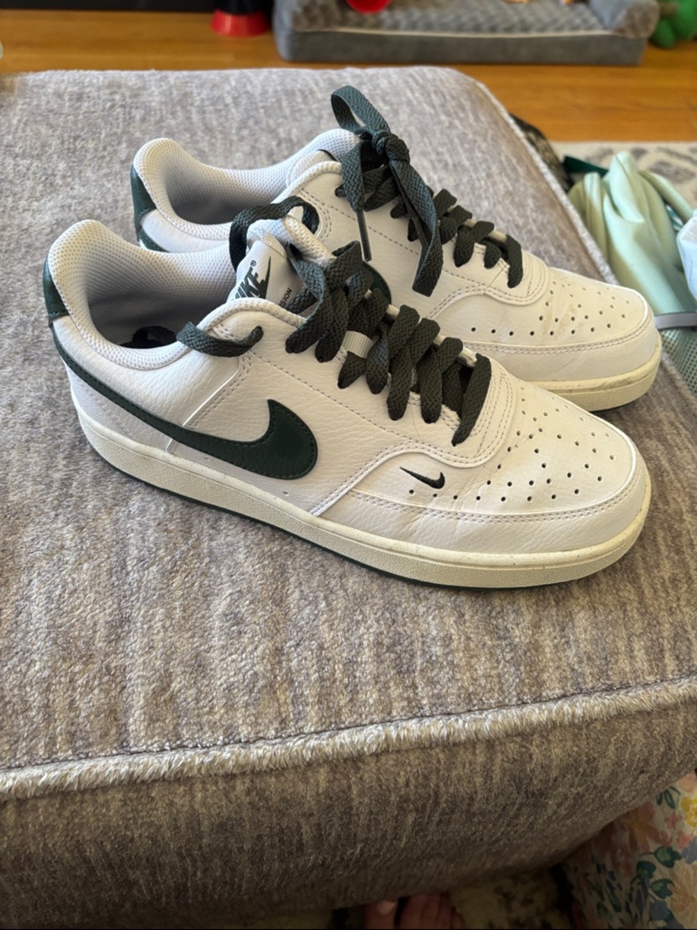 Nike women’s Low-Top Sneakers - White with Dark Green Accents
